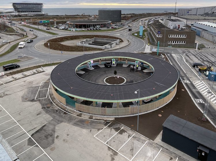 Den cirkulære Ladestation Københavns Lufthavn ser fra oven.