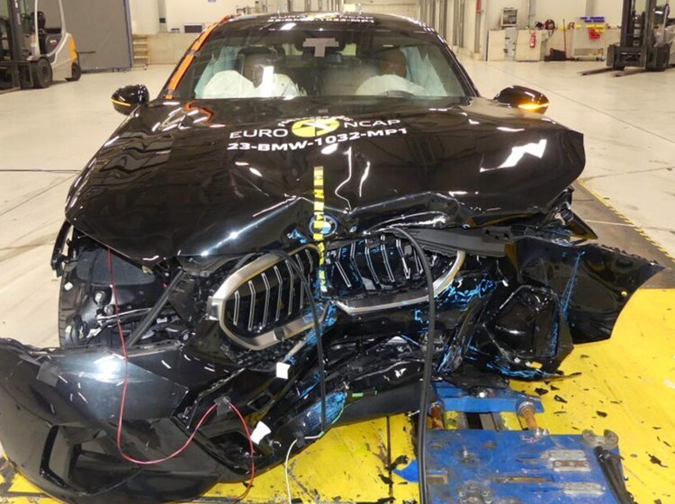 BMW 5-serie med smadret front efter crashtest