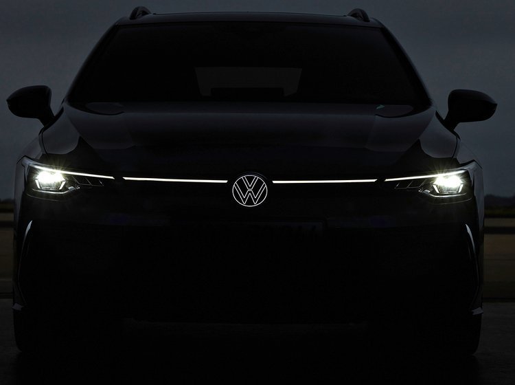 VW Golf lige forfra i mørke.