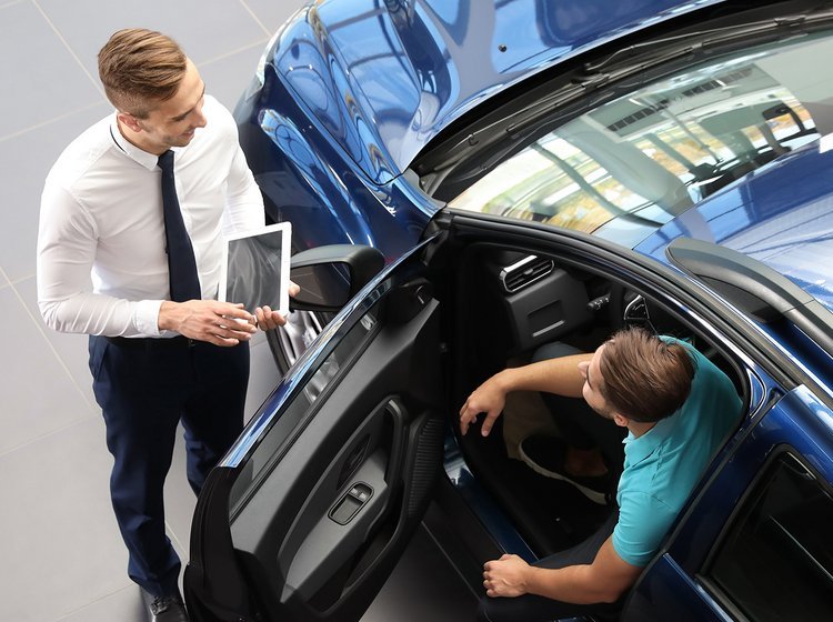 Mand overvejer at købe eller lease en bil. 