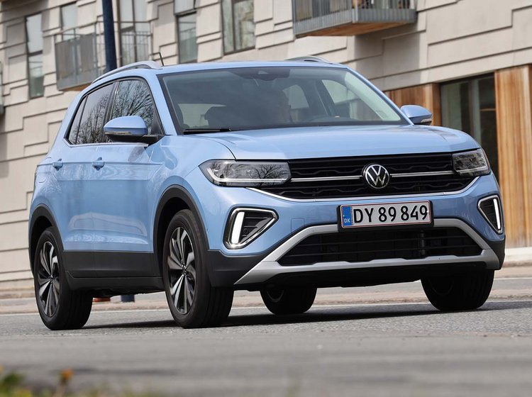 VW T-Cross set forfra, mens den kører i en by