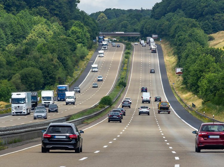 Biler på en motorvej i Tyskland