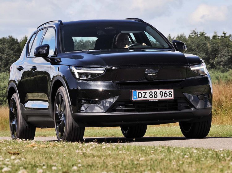 Volvo EX40 kører på en vej