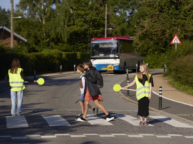 Skolepatruljen hjælper børn sikkert over vejen – og ignorerer bilister der har en dårlig dag