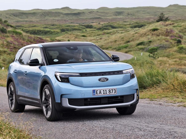 Ford Explorer kører mellem klitter