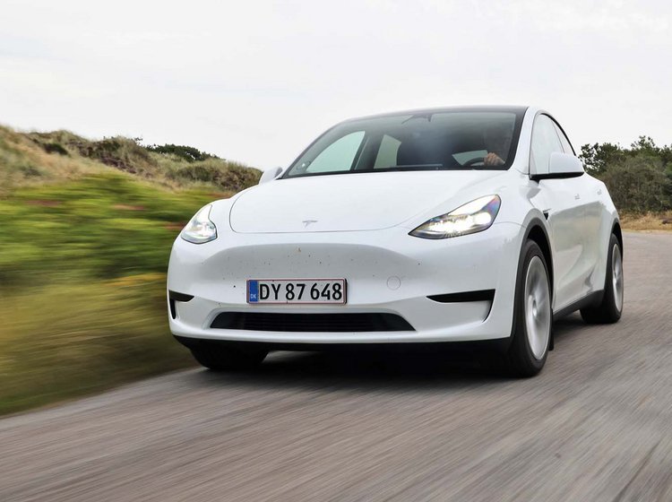 Hvid Tesla Model Y kører på landevej