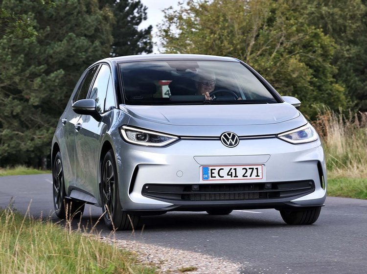 VW ID.3 kører på landevej