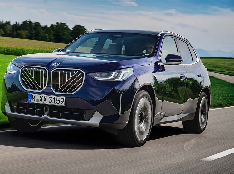BMW X3 kører i sving på bjergvej