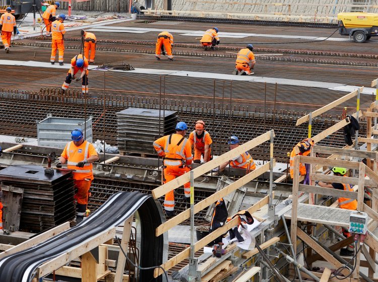 Arbejde på den enorme byggeplads ved Rødbyhavn 