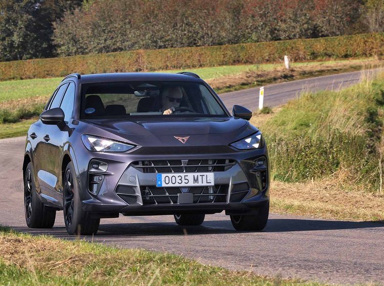 Cupra Terramar set forfra, mens den kører ud af et sving