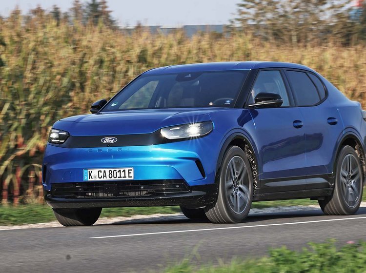 Blå Ford Capri kører langs mark
