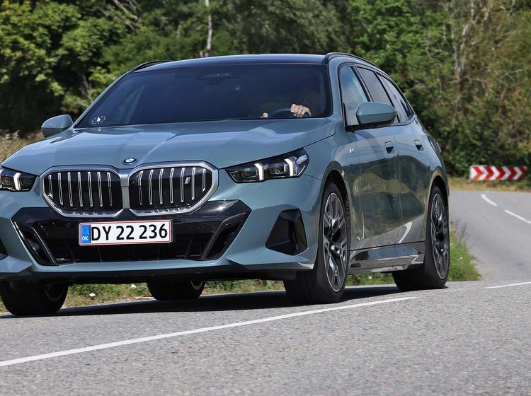 BMW i5 Touring kører på landevej