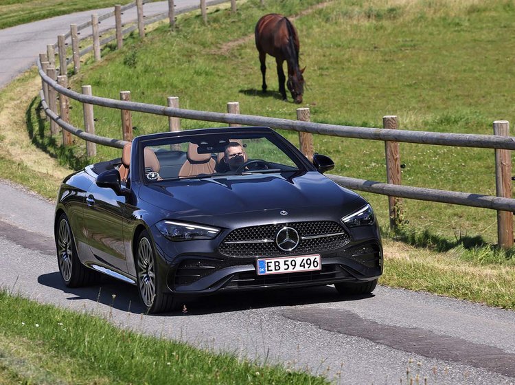 Mercedes-Benz CLE kører i sving ved hestefolde