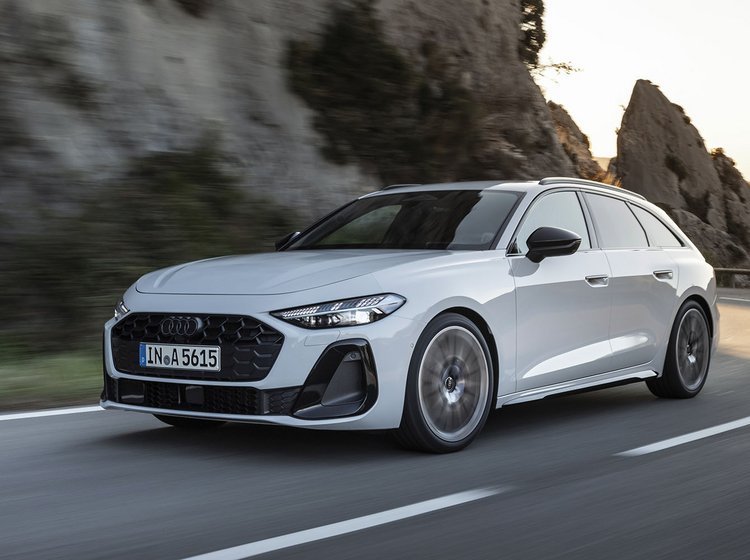 Audi A5 kører i sving på bjergvej
