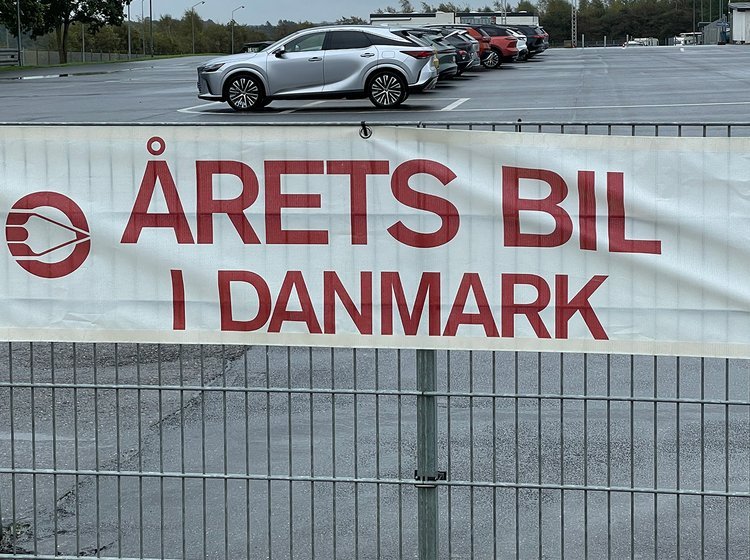 Skilt med 'Årets Bil i Danmark'