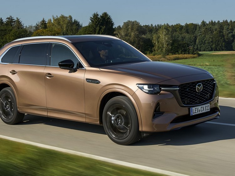 Mazda CX-80 set forfra, mens den kører på vej