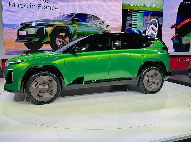 Grøn Citroën C5 Aircross i profil.