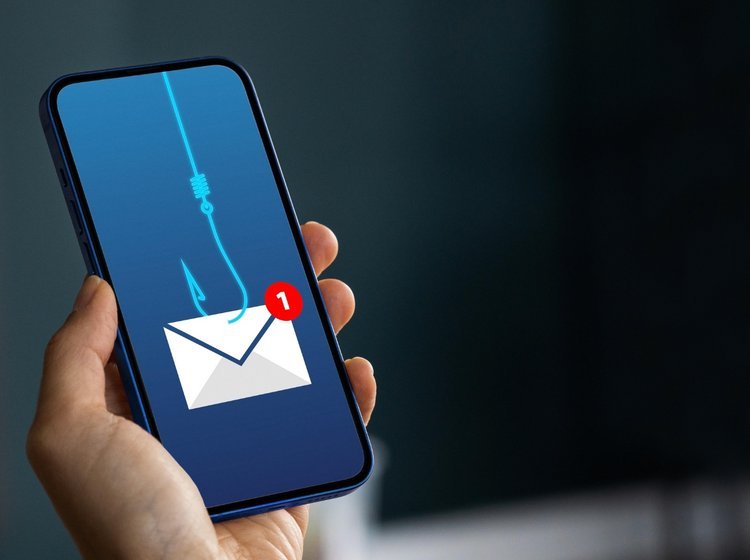 Mobiltelefon med billede af fiskekrog og kuvert