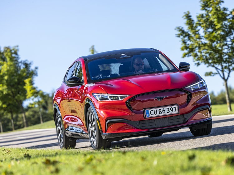 Rød Ford Mach-E set forfra