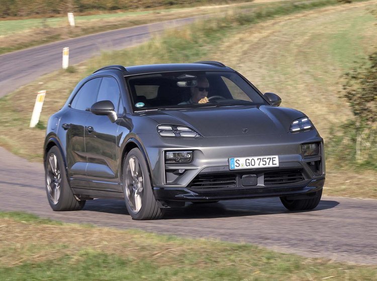 Porsche Macan kører i et sving
