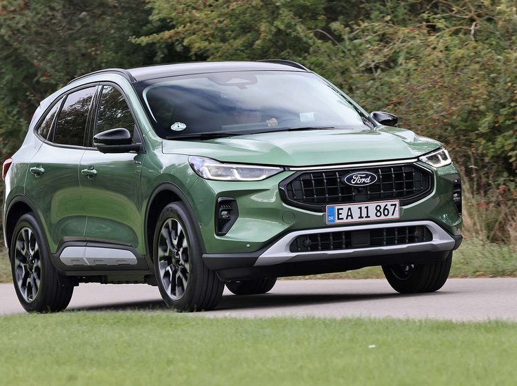 Grøn Ford Kuga kører på landevej
