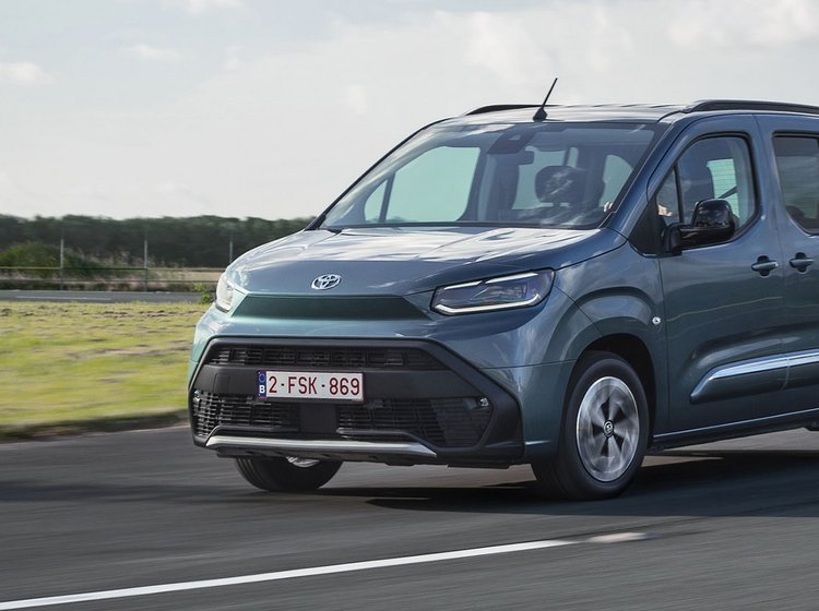 Toyota Proace City Verso set forfra på vej