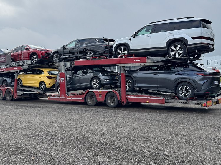 Nye biler på autotransporter.