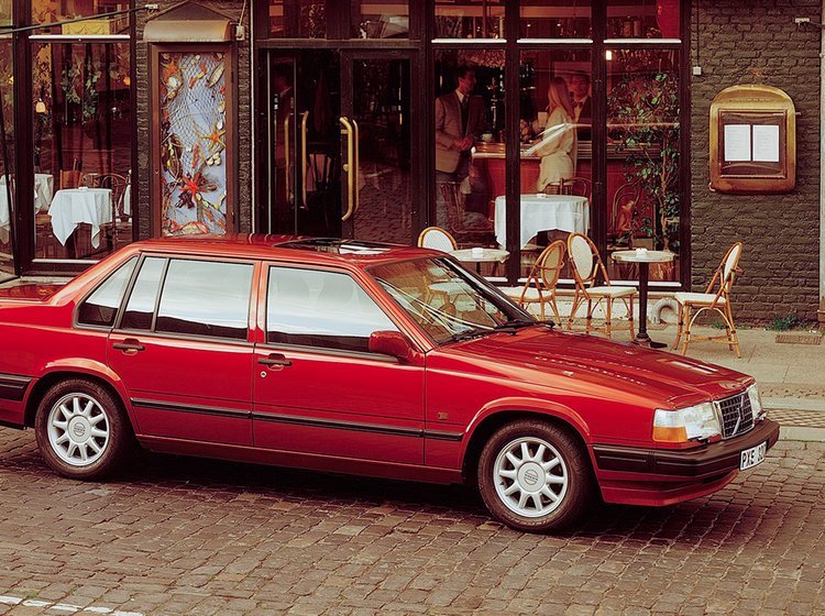 Volvo holder parkeret foran en café tilbage i 1990. 