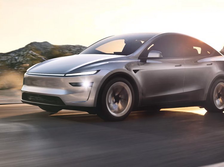 Tesla Model Y facelift 2025 set forfra på landevej skudt i modlys