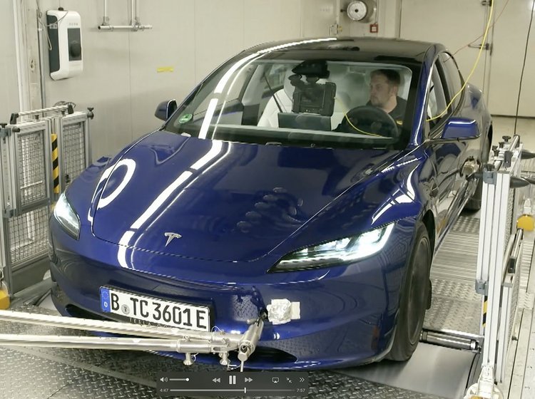 Tesla Model 3 i et laboratorium. 