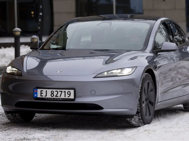 Tesla Model 3 klar til at deltage i NAFs rækkeviddetest i vinterkulden. 