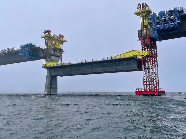 Broelement hejs op fra havet til brotårne.