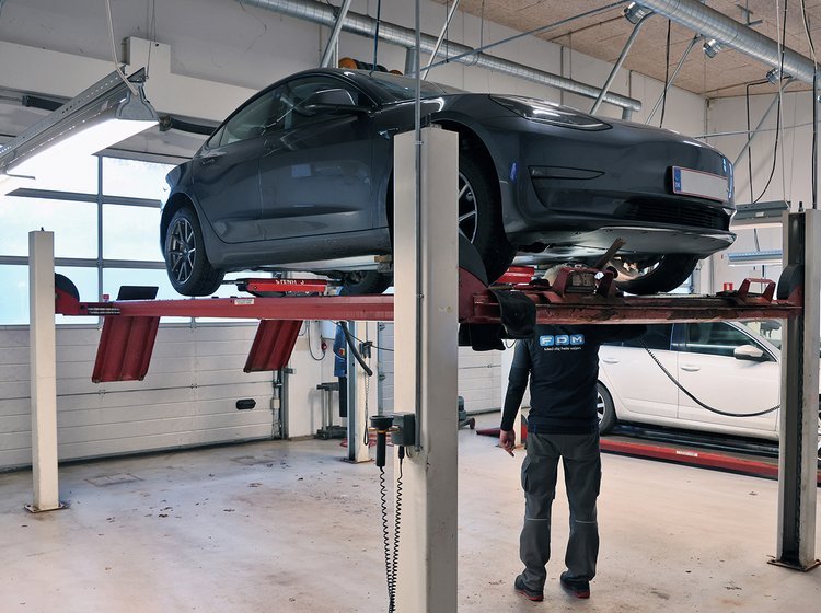 Tesla Model 3 på lift i synshal