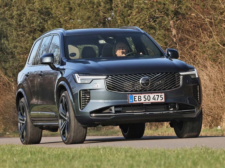 Volvo XC90 set forfra kører på landevej med buske i baggrunden