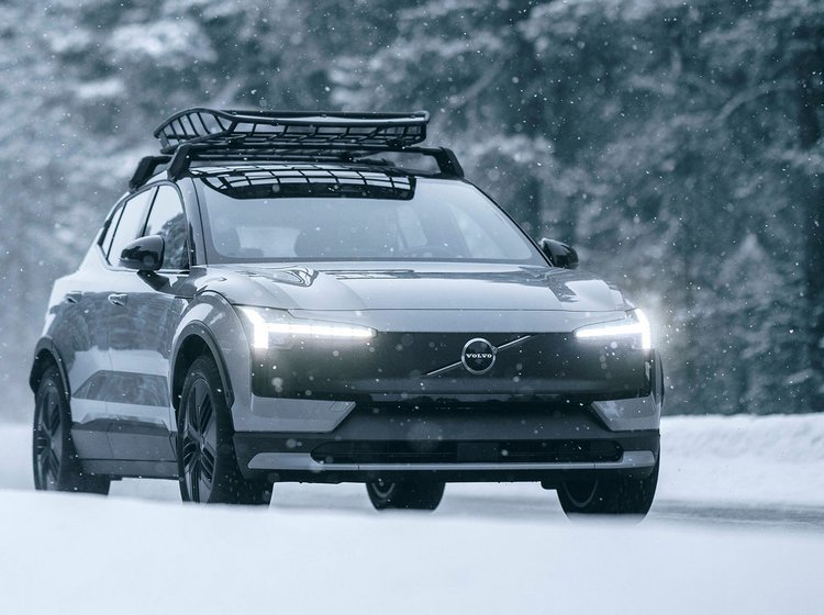 Volvo XC30 Cross Country set forfra, mens den kører på snedækket vej med træer i baggrunden