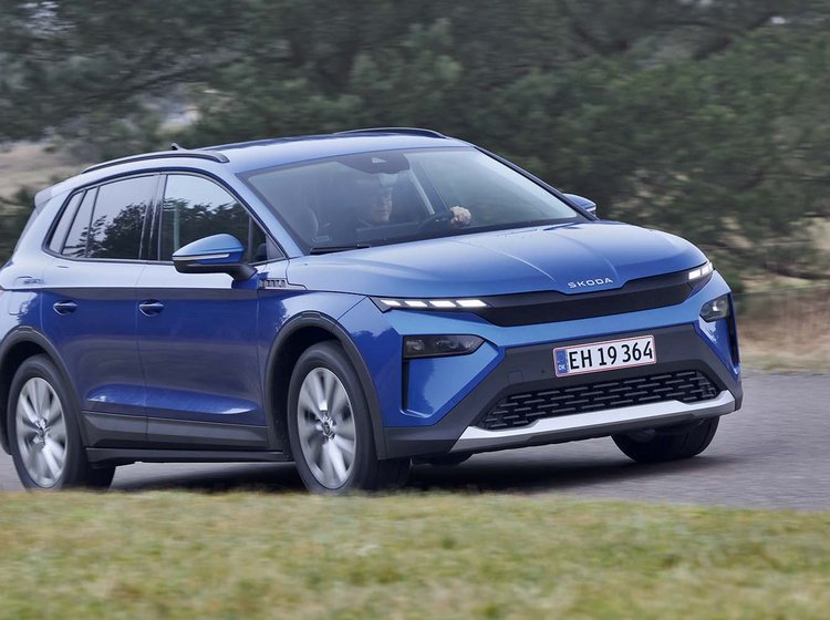 Blå Skoda Elroq set skråt forfra kører på landevej