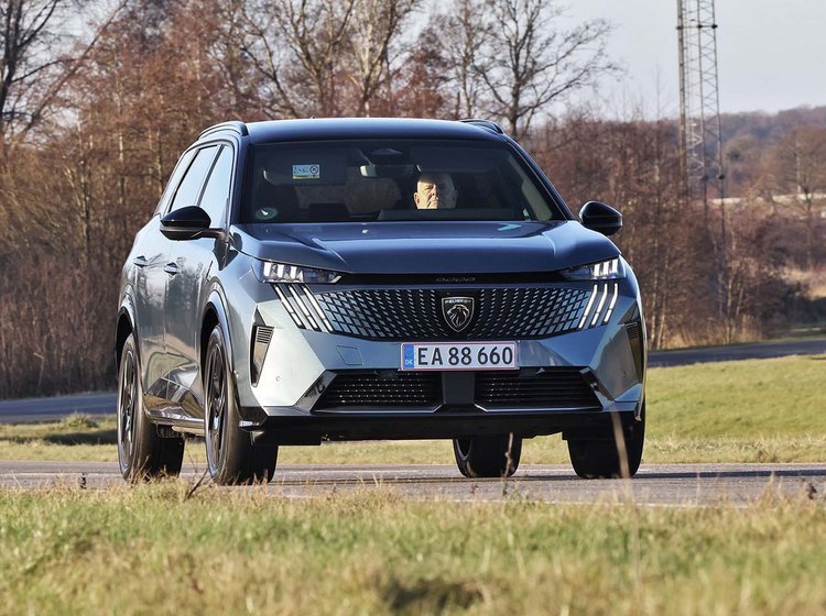 Peugeot E-5008 set forfra, mens den kører på en landevej