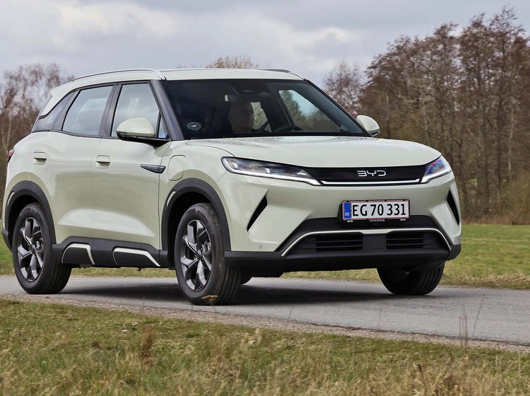 BYD Atto 2 set forfra, mens den kører på en landevej