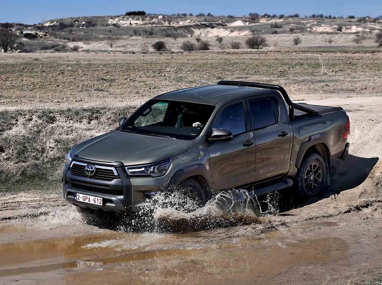 Toyota Hilux kører ud i vand