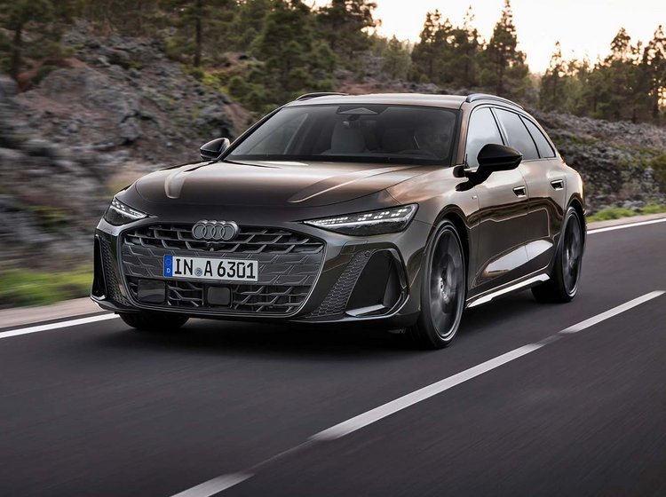 Audi A6 Avant set forfra, mens den køre på vej med klipper i baggrunden