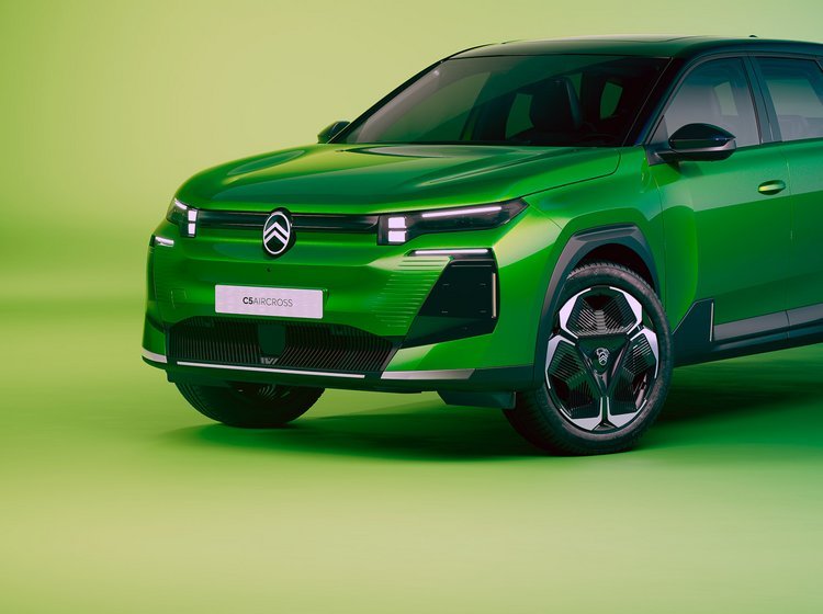 Grøn Citroën C5 Aircross på grøn baggrund.