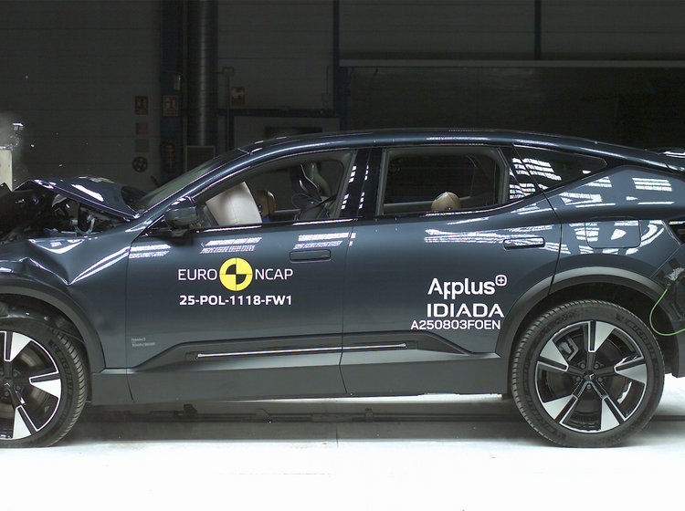 Crashtest af blå bil set fra siden