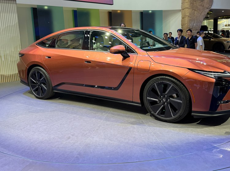 Bronze-farvet Lexus ES skråt forfra.