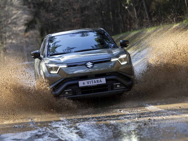 Suzuki eVitara kører gennem mudder