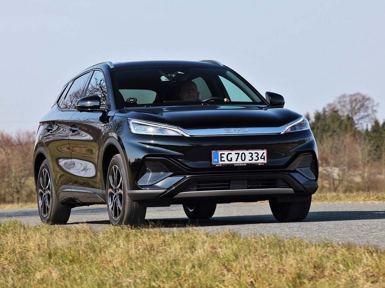 BYD Atto 3 kører på landevej