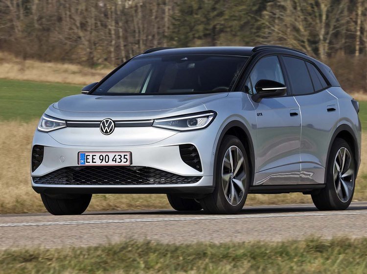 VW ID.4 GTX set forfra, mens den kører på landevej