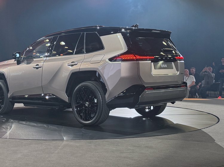 Toyota RAV4 på scene set skråt bagfra.