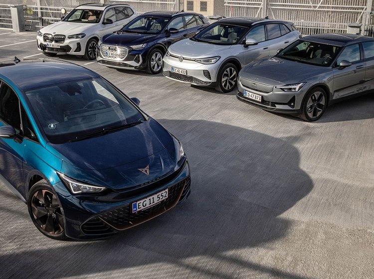 Cupra Born står foran en BMW iX3, Audi Q4 e-tron, VW ID.4 og Polestar 2. 