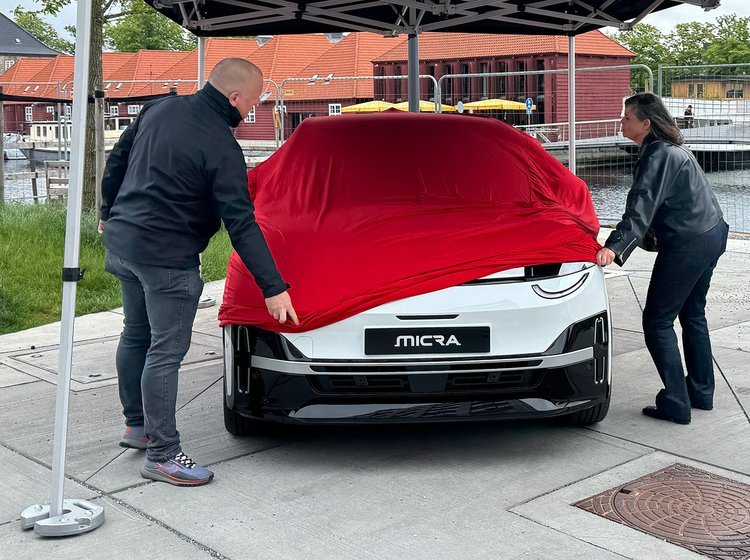 Rødt klæde hen over Nissan Micra.