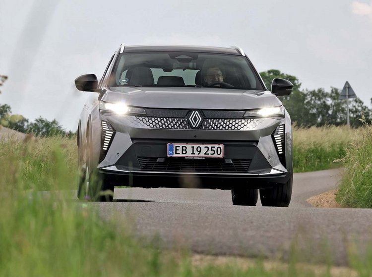 Sølvgrå Renault Scenic set forfra